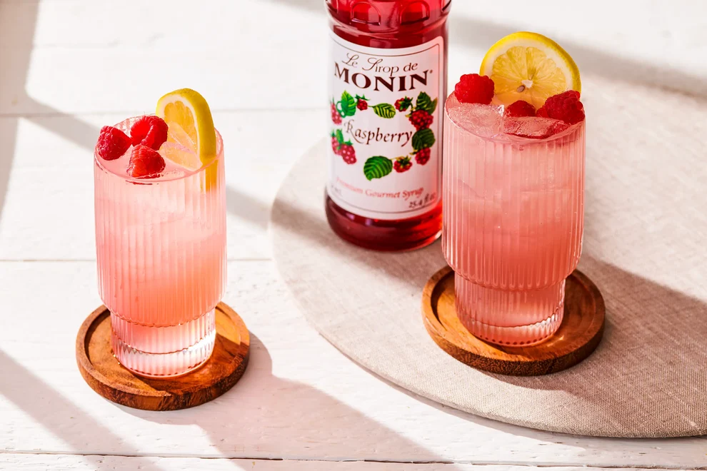 raspberry-syrup-monin-lifestyle.webp